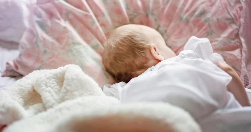 Comment faire dormir bébé dans son lit : ce qui change selon l'âge