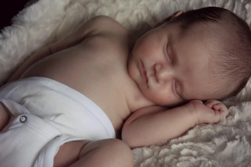 Les cycles de sommeil du bébé : pourquoi le piège se referme la nuit