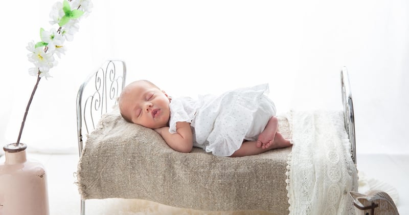 Comment faire dormir bébé dans son propre lit sans craquer