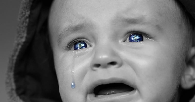 Pleurs de décharge de bébé : 7 techniques douces pour le calmer rapidement